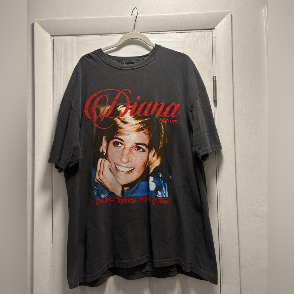 Moby Thrift graphic T-Shirt with Diana Print - Black